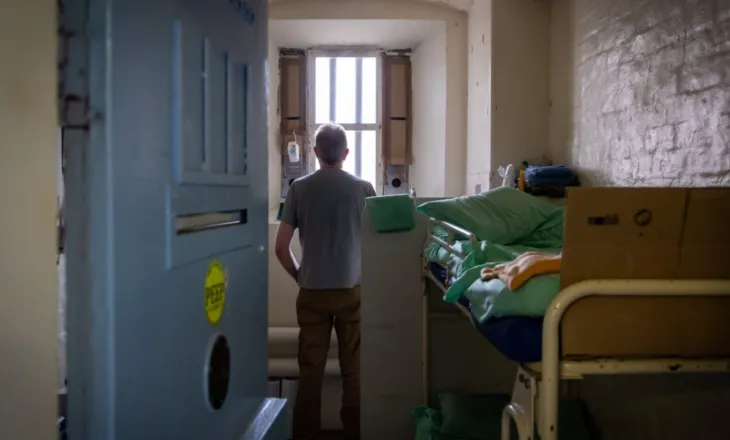 Nuk e “mbajnë” dot paraburgimin anglez, dy shqiptarë pranojnë ekstradimin në Tiranë dhe Romë