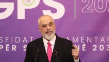 “Nuk hyjmë në vallen e dorëheqjeve sa herë ka një akuzë”, Rama flet në grupin e PS për kërkesën e SPAK për Ballukun: Do pres raportin e Këshillit të Mandateve