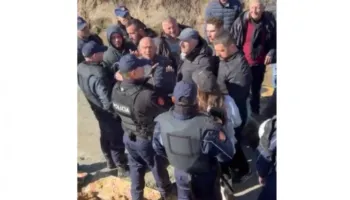 Nuk ka dakortësi/ Vijojnë sërish tensionet në Baks-Rrjoll, përplasje mes banorëve dhe policisë