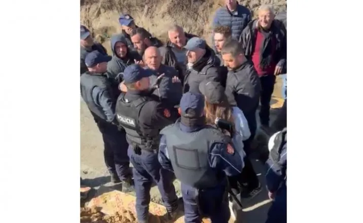 Nuk ka dakortësi/ Vijojnë sërish tensionet në Baks-Rrjoll, përplasje mes banorëve dhe policisë