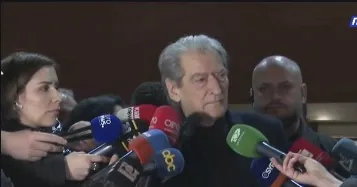 “Nuk ka top që më lëkund mua, o budalla!”, Berisha-Ramës: Për 25 minuta t’i sjell protestuesit në Surrel…