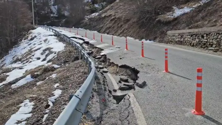 Nuk kanë të ndalur skandalet! Çahet edhe rruga Boboshticë-Dardhë, kufizohet qarkullimi