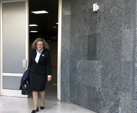 ‘Nuk kanë turp, as cipë’, Malltezi: Irena Gjoka, si metastaza kanceri që kap çdo institucion