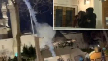 Nuk kursen asgje/ Policia ‘mbyt’ me gaz besimtarët në Xhaminë e Namazgjasë ku ka fëmijë, gra e të moshuar