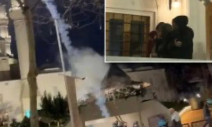 Nuk kursen asgje/ Policia ‘mbyt’ me gaz besimtarët në Xhaminë e Namazgjasë ku ka fëmijë, gra e të moshuar