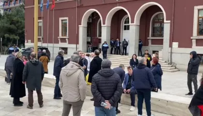 “Nuk na dha asnjë alternativë”, banorët e Durrësit të zhgënjyer nga takimi me Ramën: Nuk tërhiqemi