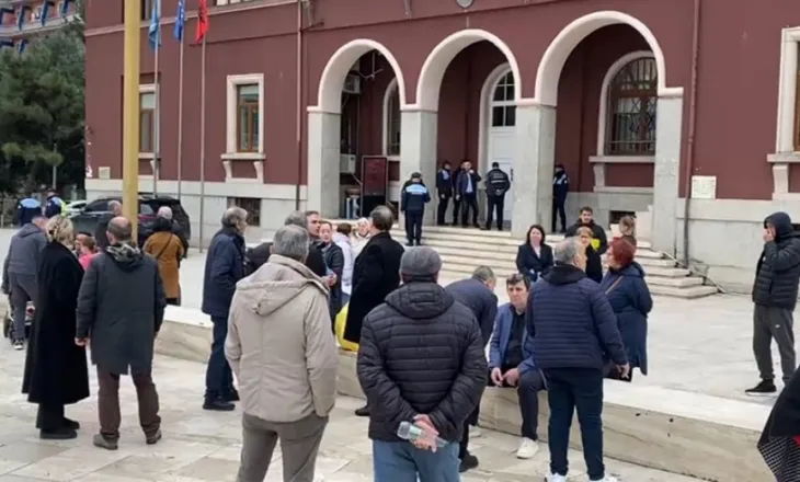 “Nuk na dha asnjë alternativë”, banorët e Durrësit të zhgënjyer nga takimi me Ramën: Nuk tërhiqemi