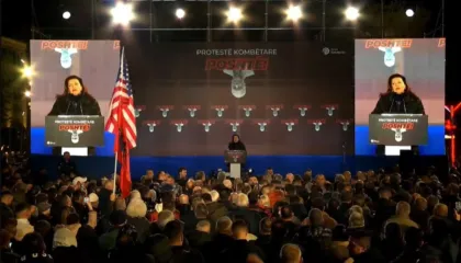 “Nuk patëm frikë, luftuam”, Rajmonda Bulku i bashkohet protestës së PD-së, kujton ditën kur qytetarët rrëzuan bustin e Enver Hoxhës