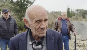 “Nuk përcolla dot nënën”/ Protestë për rrugën në varreza, ankohen banorët e Cakranit: Terren i vështirë, nuk çojmë dot arkëmortet