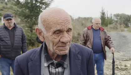 “Nuk përcolla dot nënën”/ Protestë për rrugën në varreza, ankohen banorët e Cakranit: Terren i vështirë, nuk çojmë dot arkëmortet