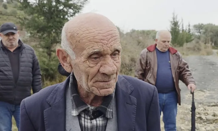 “Nuk përcolla dot nënën”/ Protestë për rrugën në varreza, ankohen banorët e Cakranit: Terren i vështirë, nuk çojmë dot arkëmortet