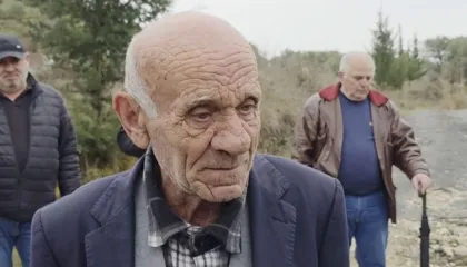 “Nuk përcolla dot nënën”/ Protestë për rrugën në varreza, ankohen banorët e Cakranit