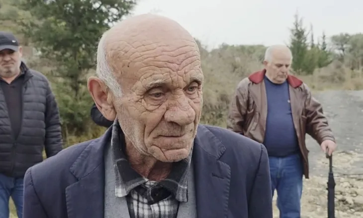 “Nuk përcolla dot nënën”/ Protestë për rrugën në varreza, ankohen banorët e Cakranit