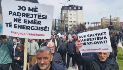 “Nuk shlyhet padrejtësia me kilovat”/ Shtrenjtimi i energjisë elektrike, banorët e Kosovës zhvillojnë protestë