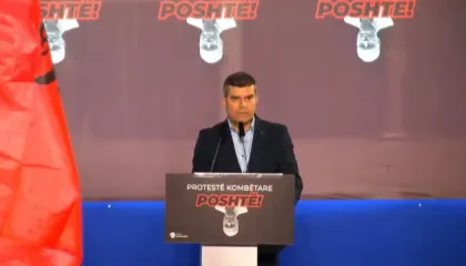 “Nuk vjen ndryshimi nga kafenetë dhe divanet e shtëpisë”, Hasimja në protestën e PD: Kemi më shumë nevojë se kurrë për frymë bashkimi!