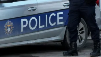 Nuk zbatoi urdhrin e policisë dhe aksidentoi dy policë gjatë ndjekjes,e pëson keq shoferi