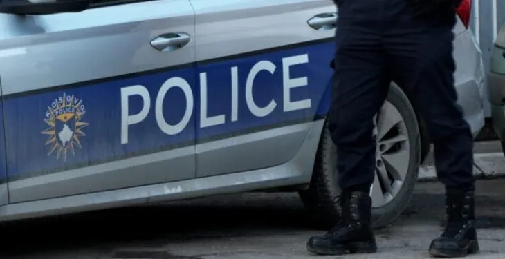 Nuk zbatoi urdhrin e policisë dhe aksidentoi dy policë gjatë ndjekjes,e pëson keq shoferi