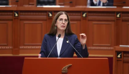 “Nxënësit po marrin me vete thika dhe jo libra”, Kumbaro shmang përgjegjësitë: Dhuna është fenomen global