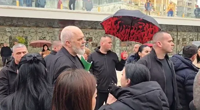 O hajdut/ Rama përballet me qytetarë pas daljes nga mbledhja në Durrës
