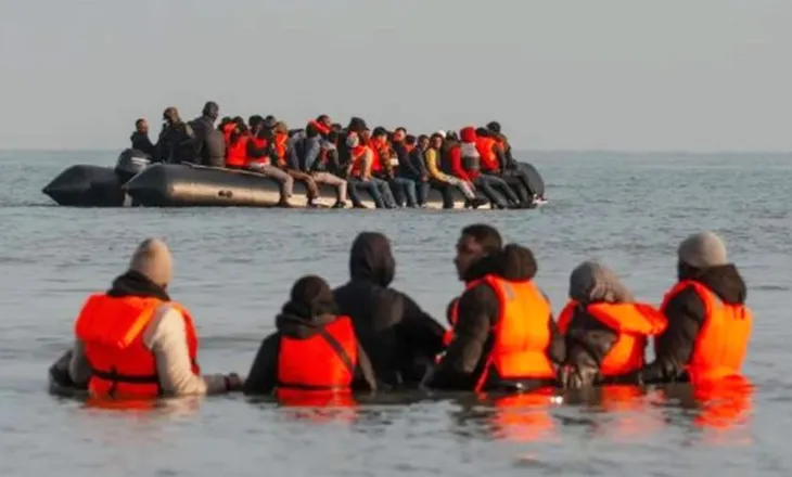 OKB ngre alarmin: Britania dhe Franca po shkelin rëndë të drejtat e azilkërkuesve