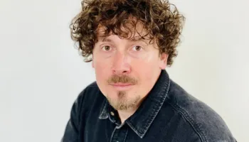 Oltsen Gripshi: “Lakuriq” si rikthim i qenies njerëzore në qendër të vëmendjes