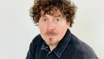 Oltsen Gripshi: “Lakuriq” si rikthim i qenies njerëzore në qendër të vëmendjes