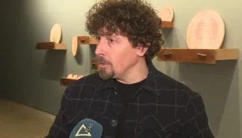 Oltsen Gripshi sjell “Lakuriq”, ekspozita ndërthur pikturën me instalacionin