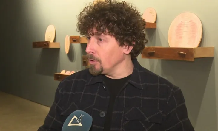 Oltsen Gripshi sjell “Lakuriq”, ekspozita ndërthur pikturën me instalacionin