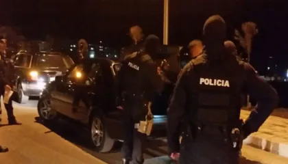 Operacion antidroge në Elbasan/ 3 në pranga, sekuestrohen 45 kg kanabis dhe armë luftarake, plagoset një polic
