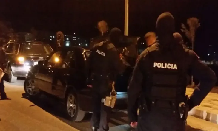 Operacion antidroge në Elbasan/ 3 në pranga, sekuestrohen 45 kg kanabis dhe armë luftarake, plagoset një polic