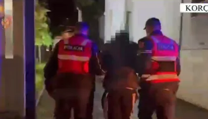 Operacion antidrogë në Korçë, arrestohen 3 persona! Lënda narkotike përgatitej e shitej në një lokal, pronari në pranga (EMRAT)