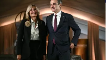 Operacion në të dyja duart/ Gruaja e kryeministrit grek Mitsotakis pëson një aksident në Itali, si paraqitet gjendja e saj?