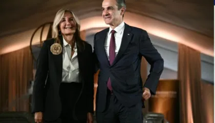 Operacion në të dyja duart/ Gruaja e kryeministrit grek Mitsotakis pëson një aksident në Itali, si paraqitet gjendja e saj?