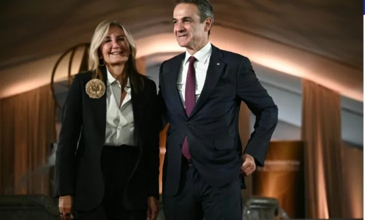 Operacion në të dyja duart/ Gruaja e kryeministrit grek Mitsotakis pëson një aksident në Itali, si paraqitet gjendja e saj?