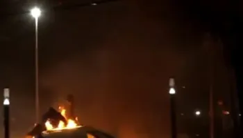 Operatori merr flakë nga hedhja e molotovit gjatë protestës së opozitës para parlamentit