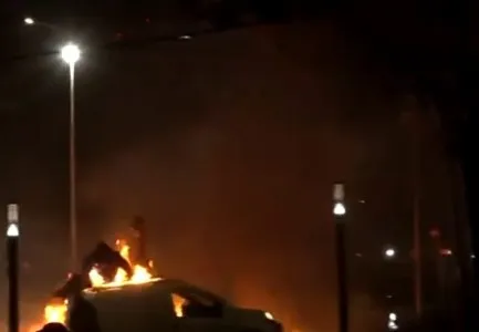 Operatori merr flakë nga hedhja e molotovit gjatë protestës së opozitës para parlamentit