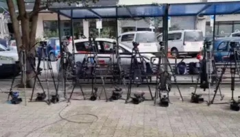 Operatori u përfshi nga flakët e molotovit në protestën e PD, kolegët ulin kamerat në shenjë proteste para SPAK