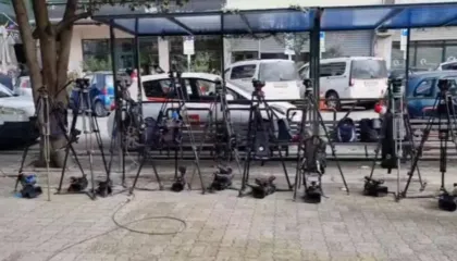 Operatori u përfshi nga flakët e molotovit në protestën e PD, kolegët ulin kamerat në shenjë proteste para SPAK