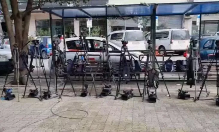 Operatori u përfshi nga flakët e molotovit në protestën e PD, kolegët ulin kamerat në shenjë proteste para SPAK