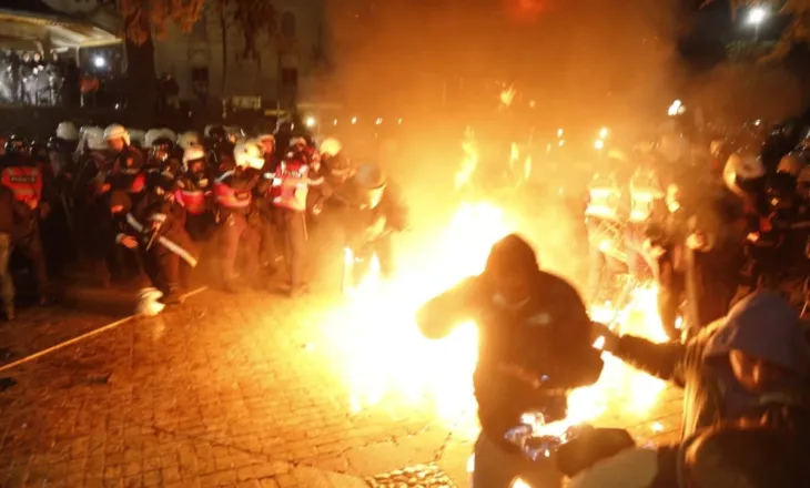 Opozita ka thirrur protestë sot në orën 18:00 para Kryeministrisë/ Policia e Tiranës: Nuk marrim përsipër zhvillimin e tubimit, mund të ketë veprime të dhunshme