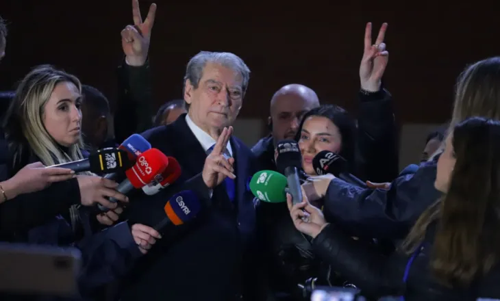 Opozita mbyll tubimin, Berisha akuza dhe mallkime nga selia blu: Zoti ju vraftë, protesta tjetër më e fuqishme