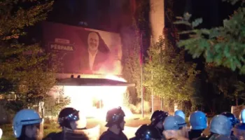 Opozita sulmon Ramën dhe kërcënon me sulme ndaj selive të PS në qarqe, thirrje qytetarëve t’i bashkohen protestës…