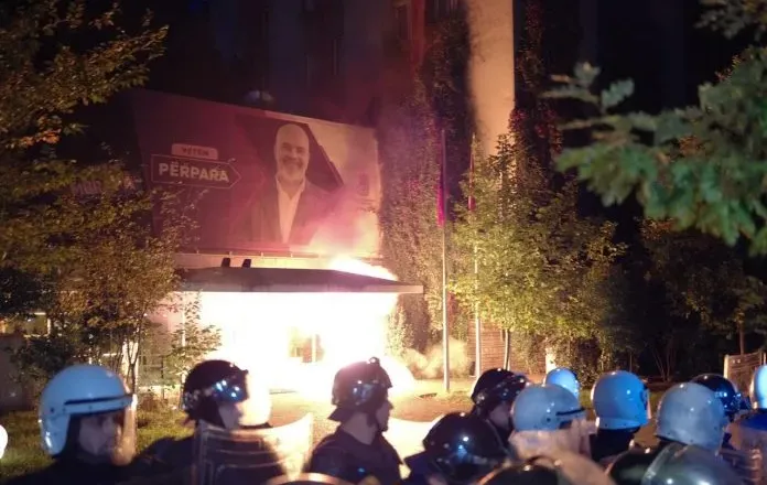 Opozita sulmon Ramën dhe kërcënon me sulme ndaj selive të PS në qarqe, thirrje qytetarëve t’i bashkohen protestës…