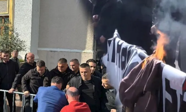 Opozita zbret në shesh/ Policia bëhet gati, ‘blindohet’ me gardh metalik Kuvendi