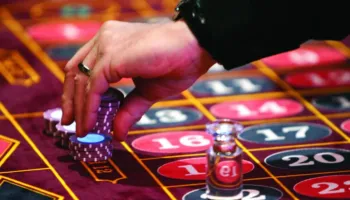 Organizonte lojëra fati brenda lokalit të tij, arrestohet 27 vjeçari