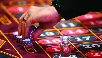 Organizonte lojëra fati brenda lokalit të tij, arrestohet 27 vjeçari