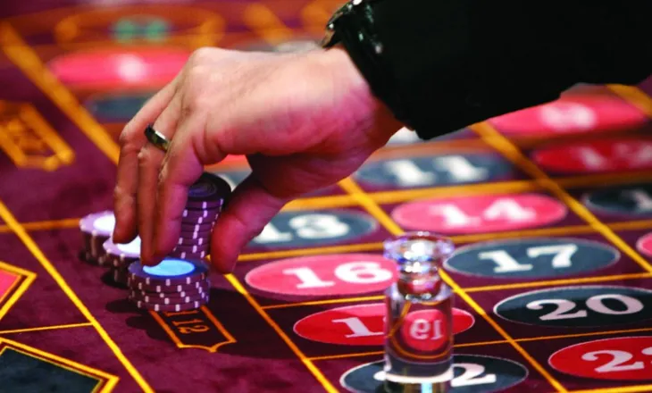 Organizonte lojëra fati brenda lokalit të tij, arrestohet 27 vjeçari