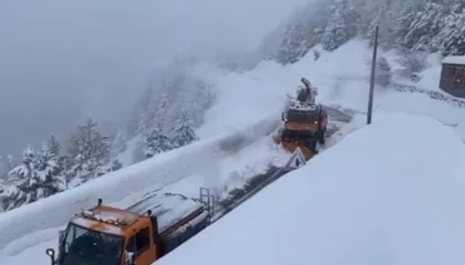 Ortekë dëbore në aksin Qafë Thore-Theth, rruga bllokohet plotësisht për lëvizjen e automjeteve