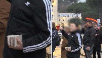 Pa nisur protesta e Partisë Demokratike, i mituri mban në dorë sende të forta