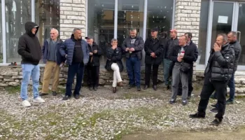 ‘Pa ujë, pa drita, pa rrugë’, banorët e Këlcyrës shpërthejnë në protestë, paralajmërojnë bllokimin e aksit nacional